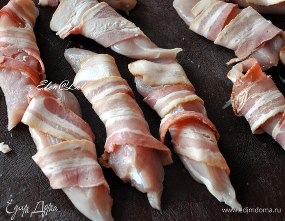 Бекон нарезать тоненькими полосочками. Ломтиков должно получиться столько, сколько кусков филе у нас вышло. Каждый кусочек филе завернуть в ломтик бекона.