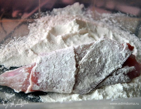 Затем запанировать филе в муке.