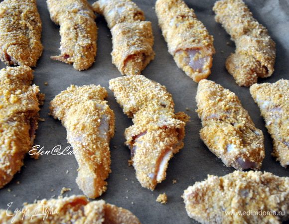 и обвалять в сухарях. Запанированное в сухарях филе выложить на застеленный пергаментом противень. Запекать филе при температуре 200С до готовности. Примерно 20-25 минут. Корочка получится хрустящая, а филе сочное, сочное.