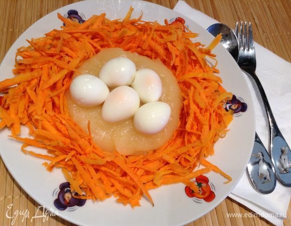 Отварить яйца, морковь натереть на крупной терке. Уложить все в виде гнезда.
