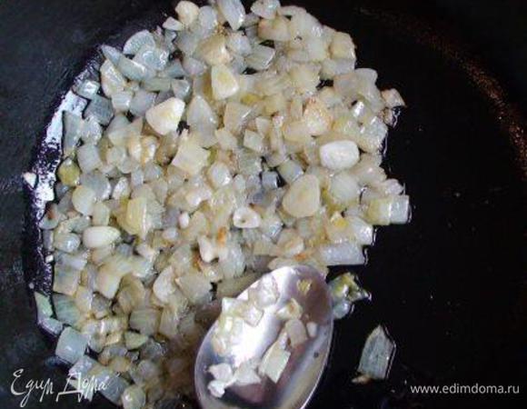 Лук и чеснок очистить, порубить и пожарить на оливковом масле.
