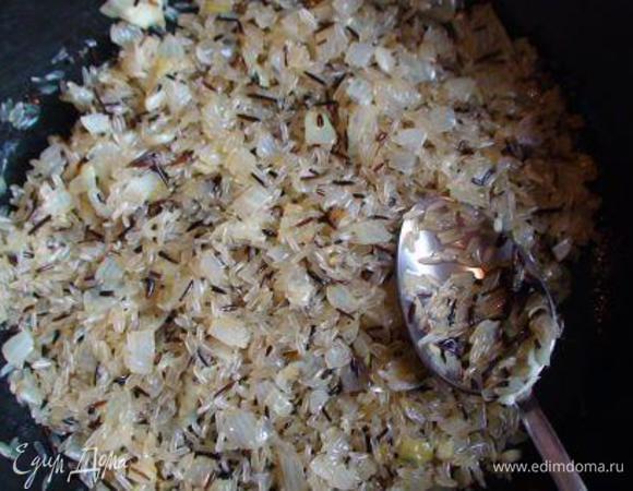 Подмешать рис и обжарить 1 мин. до прозрачности.