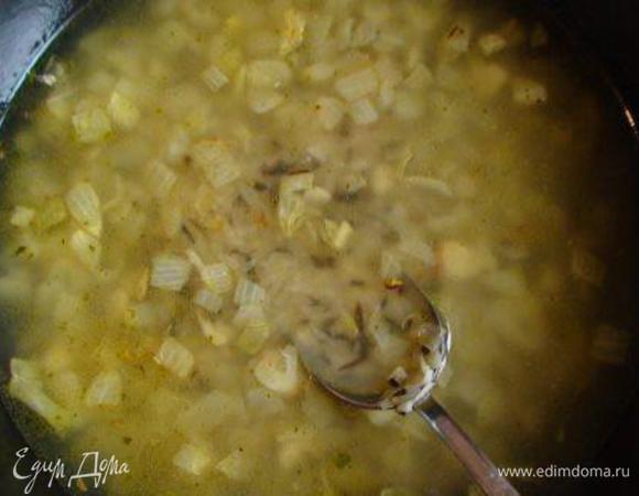 Влить вино и овощной бульон. Посолить, поперчить и варить, помешивая, 30 мин. до выкипания жидкости.