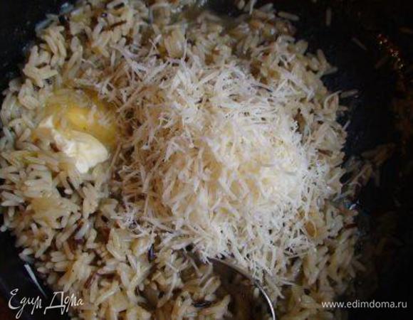 Подмешать половину тертого сыра "Джюгас" и сливочное масло.