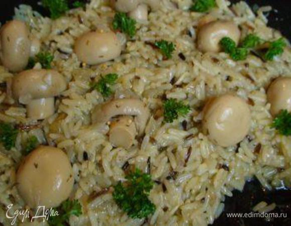 Сверху выложить маринованные грибы и посыпать рубленой петрушкой.