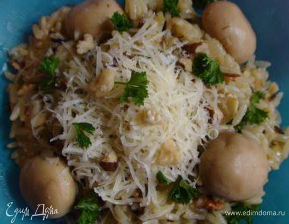 Разложить ризотто по тарелкам, посыпать тертым сыром "Джюгас" и, при желании, рублеными грецкими орехами.