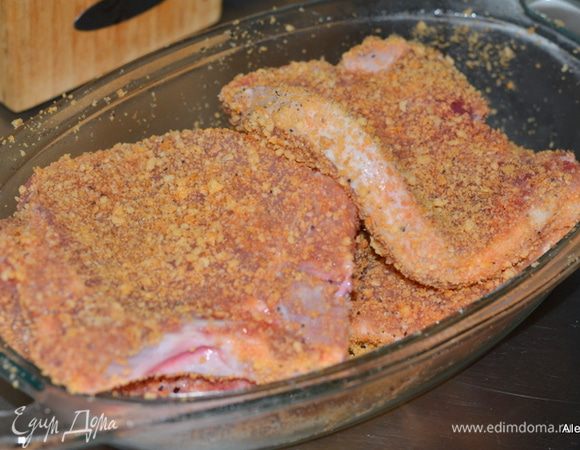 Смешать 4 ингредиента первых:
1/2 стак. готовая крошка хлебная или кукурузная для мяса,
1 ч.л специя для мяса,
1/4 ч.л соль,
1/8 ч.л черный перец,
Обвалять свиные котлеты.

