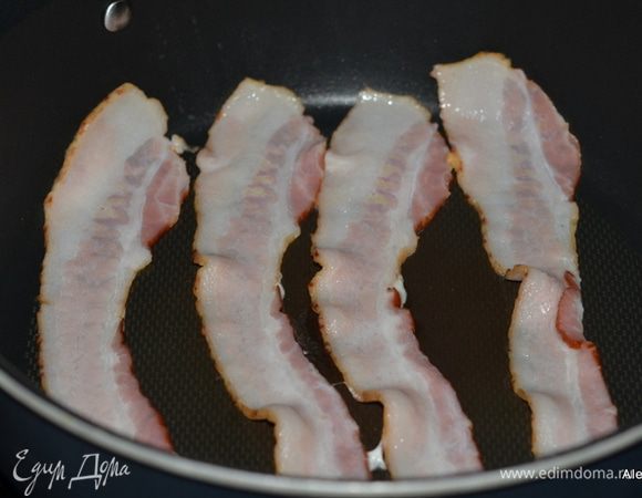 Обжарить бекон до хруста, выложить на тарелку с бумажным полотенцем и поломать.