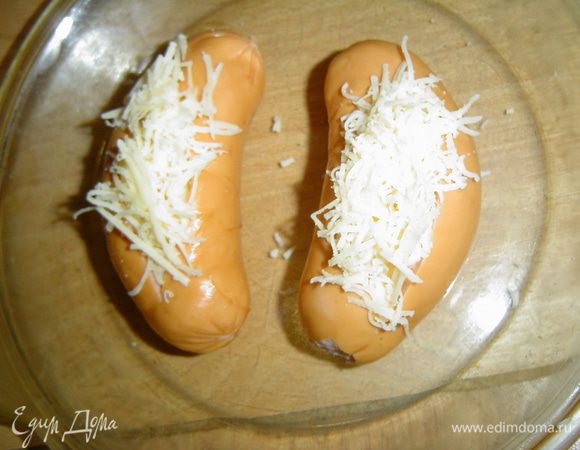 а сверху посыпаем натертым сыром.