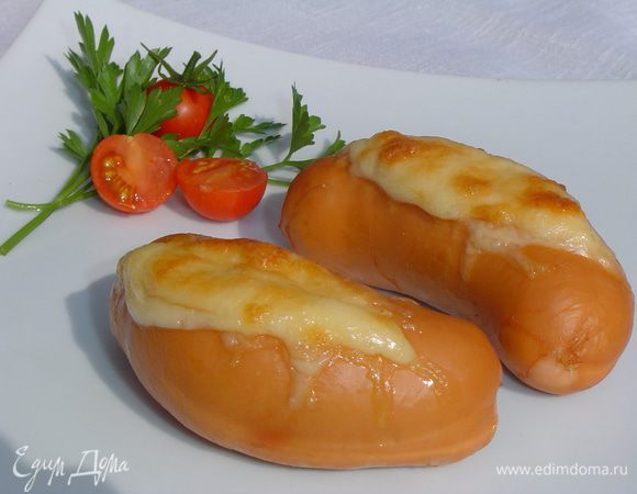 Духовку разогреваем до 220-230 гр., помещаем в нее сардельки минут на 8-10, до зарумянивания сыра.