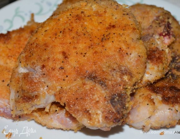 Обжарить свиные котлеты на жире от бекона до готовности. Тонкие готовятся быстро. Переложим на тарелку.