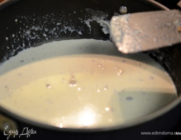 Добавим чуть масла ,если надо,затем муки и обжариваем 1 минуту. Затем молоко 0,5 стакана и сливки не жирные  0,5 стакана. Соль и перец. Тушим минут 15. Соус загустеет.