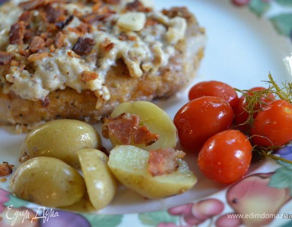Можно перед подачей свинину выложить в  соус или подаем  свинину, сверху соус и бекон. Приятного аппетита.