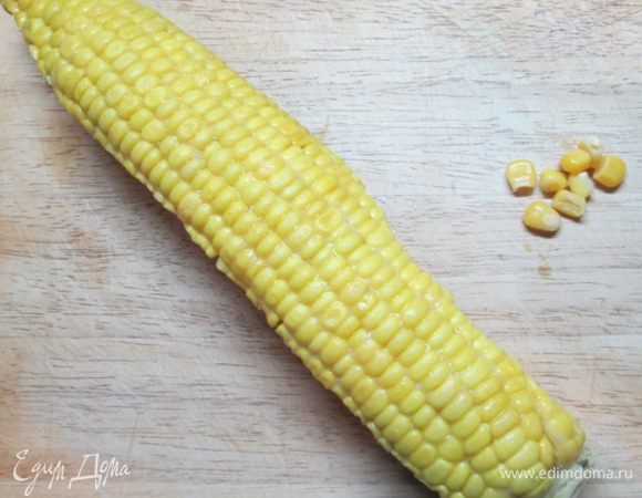 Кукурузу отварить (30 мин.), остудить, срезать зерна.
Перцы вымыть, удалить сердцевину, нарезать полосками.
Лук нарезать полукольцами, чеснок измельчить.
Картофель очистить и нарезать кубиками.