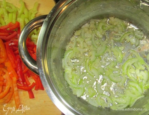 В кастрюле разогреть сливочное масло. Обжарить лук и чеснок.
Добавить перец, картофель и кукурузу.
Влить бульон.
Варить 20 мин.