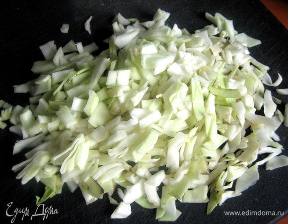 Ставим вариться мясо, снимаем пену, подсаливаем по вкусу... Капусту шинкуем и отправляем позже к бульону.