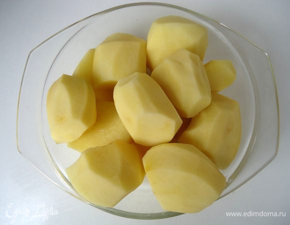 Очистить картофель, сварить в подсоленной воде.