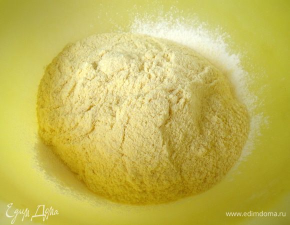 Кукурузную, пшеничную муку и разрыхлитель просеять и смешать.
