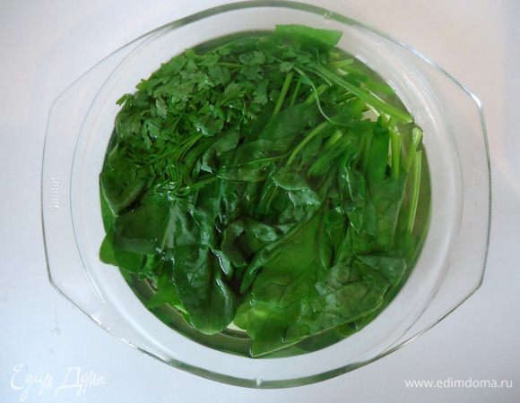 Шпинат и рукколу ошпарить кипятком. Затем откинуть на сито, дать стечь воде, порубить.
