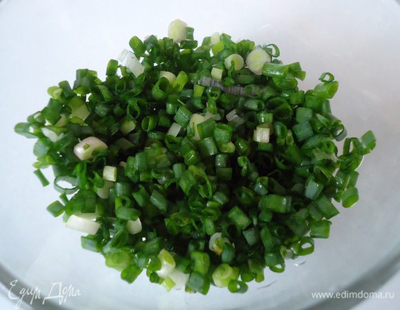 Так же порубить мелко лук.

