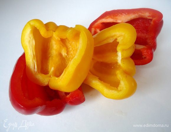 Перец вымыть и очистить от семян и плодоножки, 