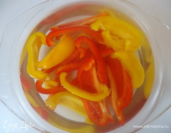 нарезать продольно и бланшировать до полуготовности.
