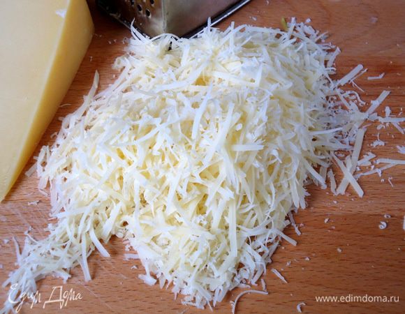 Сыр натереть на терке.

