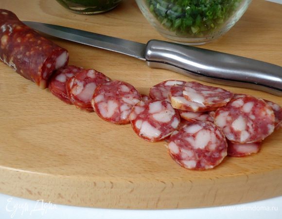 Колбасу нарезать кружочками.
