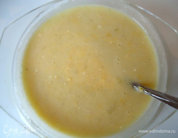 Смешать картофельное пюре с отваром, сыром, яйцами и сметаной. Посолить, поперчить по вкусу.
