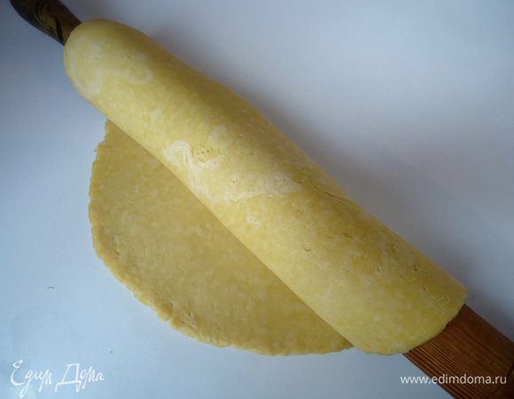 Тесто раскатать в круг и при помощи скалки перенести на смазанную форму. 
