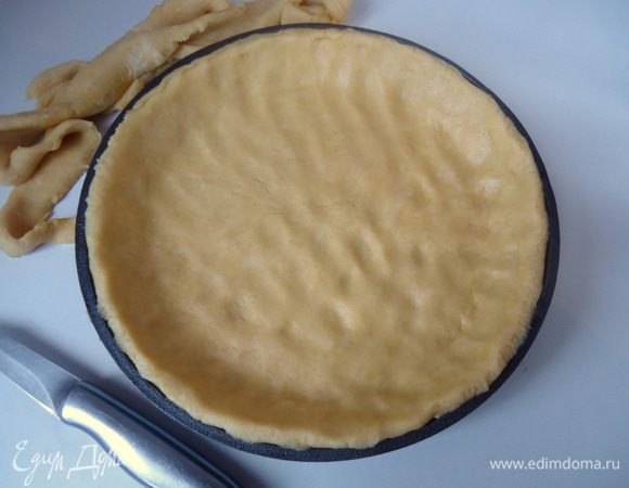 Аккуратно уложить в форму, края подрезать.
