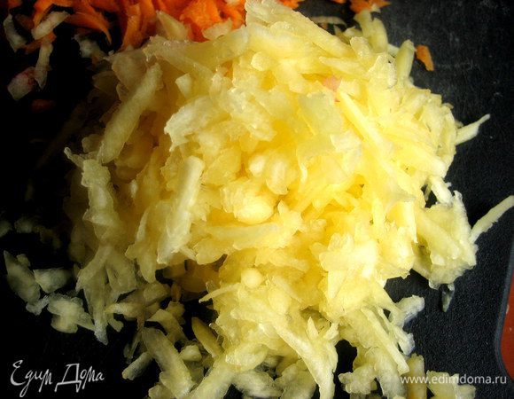 Тыкву или кабачок натираем на крупной тёрке.