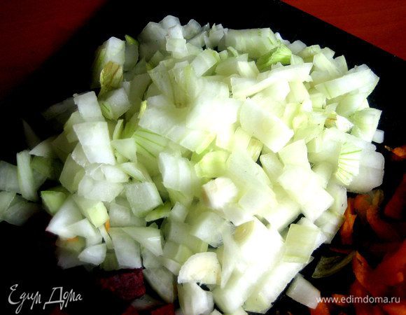Луковицу мелко порубить.