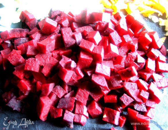 Свеклу нарезать кубиками... Можно тоже на тёрке, но мне не нравится, что разлетаются сочные брызги от тёрки))
