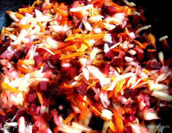 Разогреваем масло в сковороде и отправляем туда овощи.