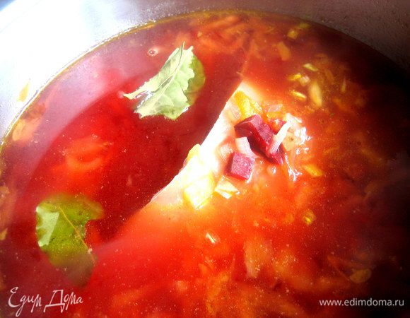 Перекладываем всё в кастрюлю, кидаем вслед лаврушку,томатную пасту, соль, если нужно.