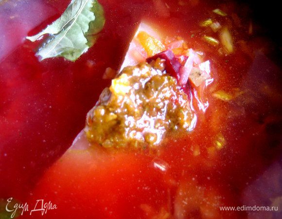 Кладём аджики чайную ложку с горкой, перемешиваем.