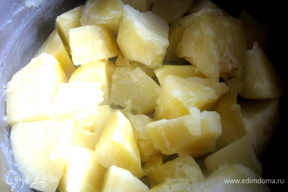 Отварим картофель в подсоленной воде... Можно для быстроты нарезать кусочками крупный картофель.