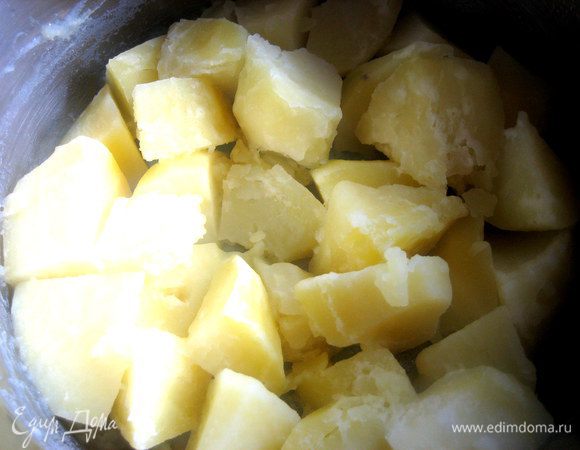 Отварим картофель в подсоленной воде... Можно для быстроты нарезать кусочками крупный картофель. 