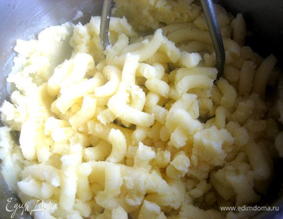 Быстро размять картошку толкушкой.
