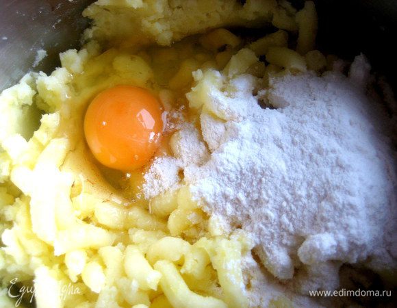 Добавить яйцо,муку...