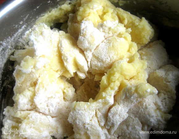 Замесить тесто как на ленивые вареники.