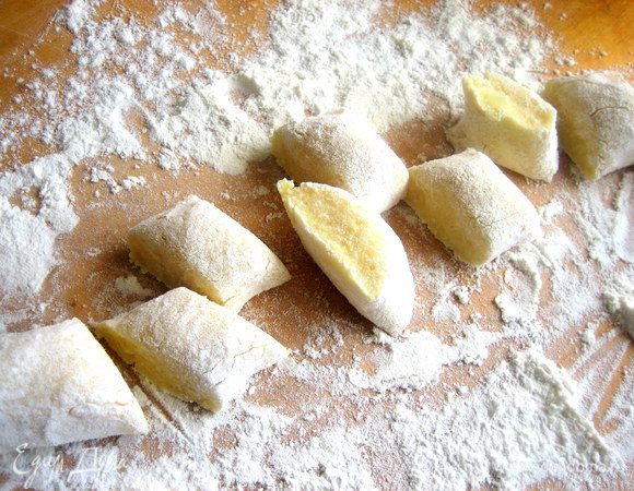 Скатать нежную колбаску (у меня две!) и разрезать на кусочки...