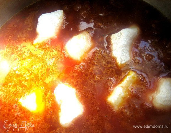 Когда борщ почти сварится, кидаем аккуратно в него ньокки, чтобы не соединялись... На этом этапе можно добавить рубленый чеснок.