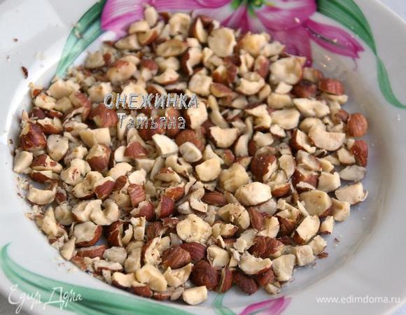 Фундук измельчаем на крупные кусочки. Я положила орехи в пакет полиэтиленовый и слегка побила скалкой.