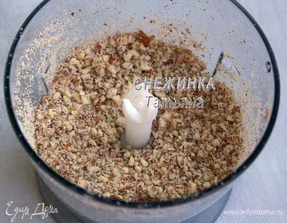 Миндаль измельчаем более мелко при помощи блендера или другой техники.