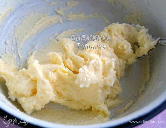 Сливочное масло соединяем с сахаром и ванилином и взбиваем миксером или погружным блендером до пышной массы.