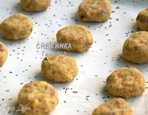 Духовку разогреваем до 190С. Из теста катаем небольшие шарики из расчёта на 16 штук. Кладём на противень, немного придавливаем ладошкой.