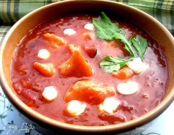 Подаём со сметанкой...Очень нежный борщ получается,благодаря идее с ньокками))) Спасибо Галиюше!!!