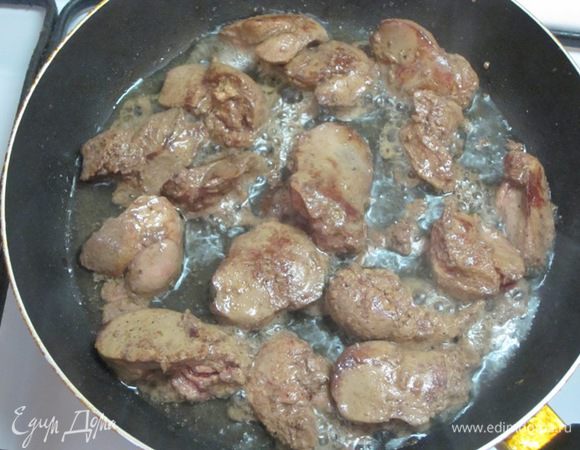 Обжарить на разогретой с растительным маслом сковороде небольшими порциями по 3 минуты с каждой стороны.